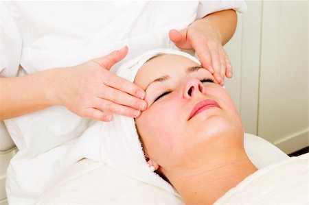 simsearch:400-03951218,k - A woman receiving a facial massage at a beauty spa. Foto de stock - Royalty-Free Super Valor e Assinatura, Número: 400-05015930