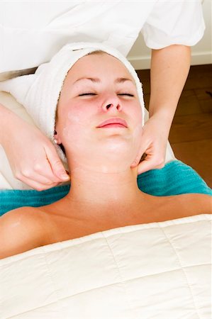 simsearch:400-03951218,k - A woman receiving a facial massage at a beauty spa. Foto de stock - Royalty-Free Super Valor e Assinatura, Número: 400-05015931