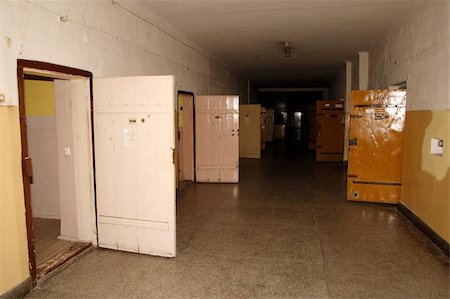 pees (artist) - Corridor/passage in prison, with opened doors Photographie de stock - Aubaine LD & Abonnement, Code: 400-05016675