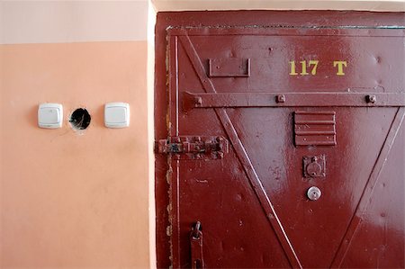 pees (artist) - Door of prison cell, in old prison Foto de stock - Super Valor sin royalties y Suscripción, Código: 400-05016672