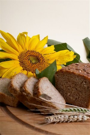simsearch:640-01354973,k - Brown bread with sunflower on table. Still life. Foto de stock - Royalty-Free Super Valor e Assinatura, Número: 400-05016828