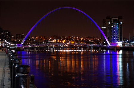 The Millennium Bridge as seen at night. Stockbilder - Microstock & Abonnement, Bildnummer: 400-05016923