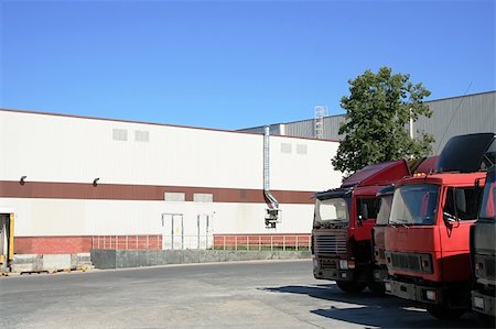 fireman driver pictures - red lorries on a background of a white warehouse Photographie de stock - Aubaine LD & Abonnement, Code: 400-05017744
