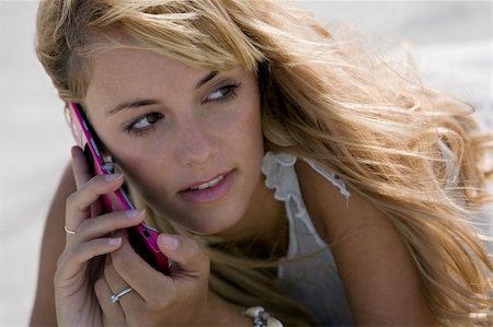 fabthi (artist) - Attractive blonde woman talking with a mobile-phone outdoor Foto de stock - Super Valor sin royalties y Suscripción, Código: 400-05017788