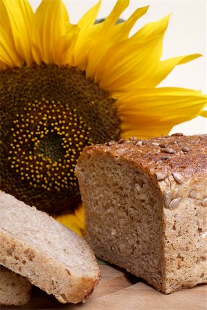 simsearch:640-01354973,k - Brown bread with sunflower Foto de stock - Royalty-Free Super Valor e Assinatura, Número: 400-05017897