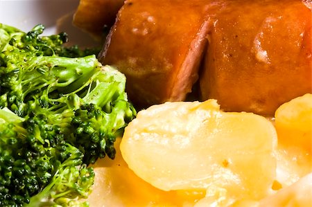 simsearch:400-08433641,k - nice home cooked meal of sausage potatoes and broccoli Foto de stock - Super Valor sin royalties y Suscripción, Código: 400-05018398