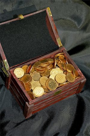 piles of cash pounds - Bunch of golden money coins in the chest Photographie de stock - Aubaine LD & Abonnement, Code: 400-05018467