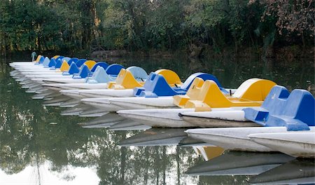 Pedal boats in a lake in Curia Natural Park, Portugal Photographie de stock - Aubaine LD & Abonnement, Code: 400-05018867