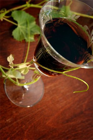 simsearch:400-05383095,k - red wine glass isolated on wood background Stockbilder - Microstock & Abonnement, Bildnummer: 400-05019249