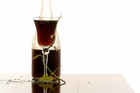 simsearch:400-03966426,k - red wine glass and bottle isolated on white Fotografie stock - Microstock e Abbonamento, Codice: 400-05019251