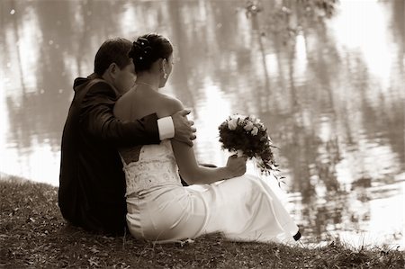 simsearch:400-04440941,k - Newly married pair on a coast of lake Fotografie stock - Microstock e Abbonamento, Codice: 400-05019378