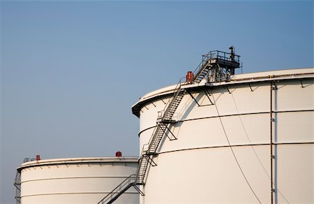 simsearch:625-01252398,k - Oil storage in the Port of Rotterdam, Holland Photographie de stock - Aubaine LD & Abonnement, Code: 400-05019564