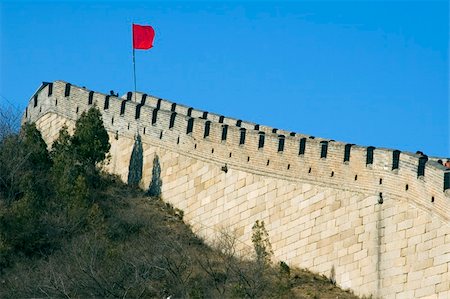 View of a portion of the Great Wall of China with blue sky and red flag Stock Photo - Budget Royalty-Free & Subscription, Code: 400-05019657