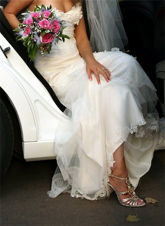 The bride with a bouquet leaves the car Stock Photo - Budget Royalty-Free & Subscription, Code: 400-05019829