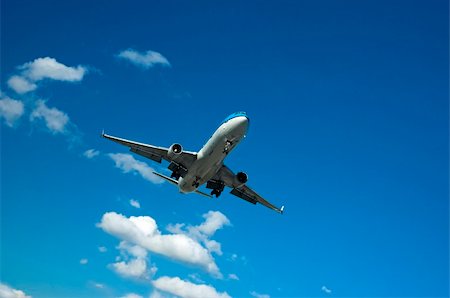 plane flying large sky blue wing - Large airliner approaching major airport on a sunny day Stock Photo - Budget Royalty-Free & Subscription, Code: 400-05010930