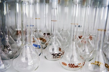 simsearch:670-03734256,k - Belly test tubes standing in a chemistry lab Photographie de stock - Aubaine LD & Abonnement, Code: 400-05010996