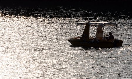 simsearch:400-04297462,k - Boats at sunset on the Danube river Foto de stock - Super Valor sin royalties y Suscripción, Código: 400-05011423