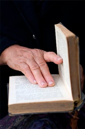 simsearch:400-04549195,k - Senior's hands on old Bible Stock Photo - Budget Royalty-Free & Subscription, Code: 400-05011430