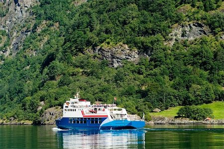 Cruise ship on Sognefjord near Gudvangen in the western area of Norway. Foto de stock - Royalty-Free Super Valor e Assinatura, Número: 400-05011488