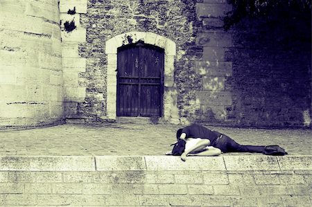 a couple lie down kissing on the street Photographie de stock - Aubaine LD & Abonnement, Code: 400-05011799