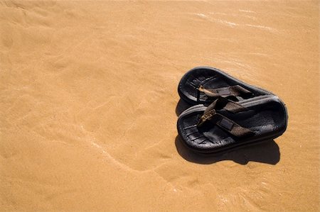 a par of sandals at the beach Foto de stock - Super Valor sin royalties y Suscripción, Código: 400-05011811