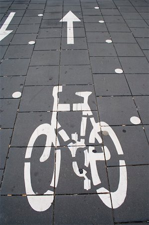 simsearch:400-05151567,k - a bike sign in the asphalt Photographie de stock - Aubaine LD & Abonnement, Code: 400-05011862