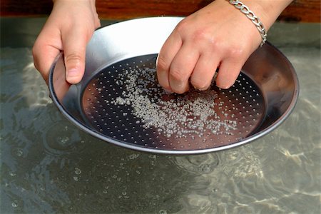 rice bowl - gold gets washed in a silver bowl Foto de stock - Super Valor sin royalties y Suscripción, Código: 400-05011973