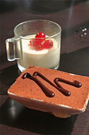 simsearch:400-04468658,k - Dessert chocolate pudding and festive pudding Photographie de stock - Aubaine LD & Abonnement, Code: 400-05012471