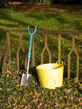 dig up - plastic bucket and spade in garden Photographie de stock - Aubaine LD & Abonnement, Code: 400-05012616