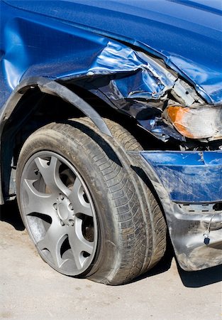 paraurti - The Wrecked Car. Front of damaged auto. Fotografie stock - Microstock e Abbonamento, Codice: 400-05013282