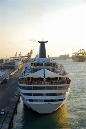 simsearch:400-07975148,k - Cruise liner docked in early morning Foto de stock - Super Valor sin royalties y Suscripción, Código: 400-05013446