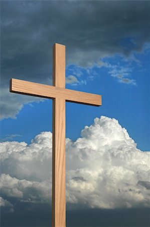 Wooden cross against a blue sky with storm clouds. Foto de stock - Royalty-Free Super Valor e Assinatura, Número: 400-05013739