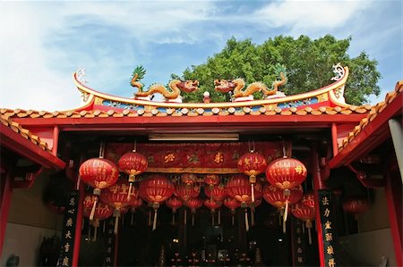 simsearch:673-02140656,k - Traditional chinese temple rooftop against blue sky Stockbilder - Microstock & Abonnement, Bildnummer: 400-05024016