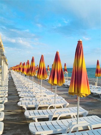 resort outdoor bed - A lot of yellow summer umbrellas. It`s look like infinity Photographie de stock - Aubaine LD & Abonnement, Code: 400-05024179