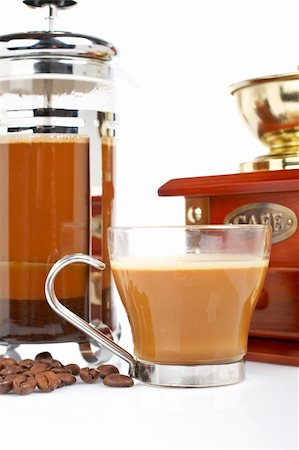 simsearch:659-08904387,k - A cup, vintage grinder, coffee pot and beans, reflected on white background Photographie de stock - Aubaine LD & Abonnement, Code: 400-05024439