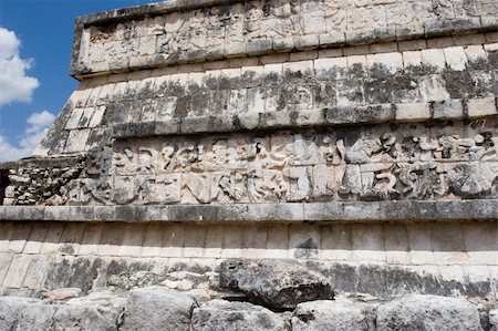 Mayan figures carved into the old stone wall at Chichen Itza. Mexico Foto de stock - Royalty-Free Super Valor e Assinatura, Número: 400-05024774