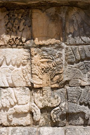 Mayan figures carved into the old stone wall at Chichen Itza. Mexico Foto de stock - Royalty-Free Super Valor e Assinatura, Número: 400-05024773