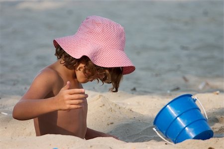 Little girl playing in the sand Foto de stock - Super Valor sin royalties y Suscripción, Código: 400-05024989