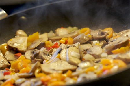 sauteeing - Mushroom and Vegetable Sauté with Steam and narrow depth of field. Photographie de stock - Aubaine LD & Abonnement, Code: 400-05025293