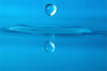 simsearch:400-04057916,k - isolated water droplet over blue, with reflection Photographie de stock - Aubaine LD & Abonnement, Code: 400-05026075