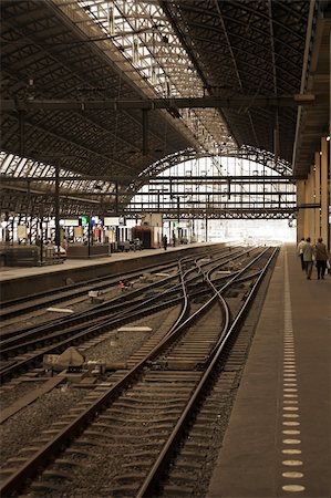Amsterdam railway station, no trains, some people on platforms Photographie de stock - Aubaine LD & Abonnement, Code: 400-05026708