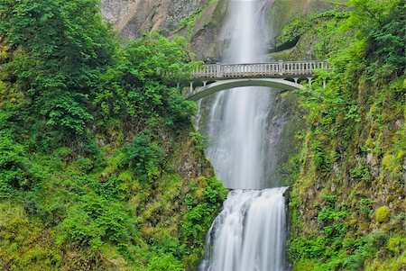 simsearch:400-04715797,k - Famous waterfall with photogenic bridge Foto de stock - Super Valor sin royalties y Suscripción, Código: 400-05026876