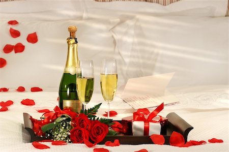 simsearch:400-05027600,k - Champagne in bed to celebrate Valentine's Day Stock Photo - Budget Royalty-Free & Subscription, Code: 400-05027600