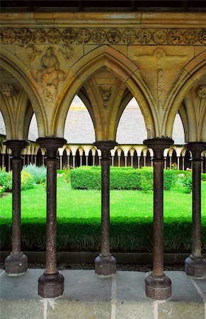 simsearch:400-03931546,k - Cloister garden in Mont Saint Michel abbey in France Foto de stock - Royalty-Free Super Valor e Assinatura, Número: 400-05028041