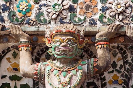 Detail of demon guardian sculpture at the temple of Wat Arun in Bangkok, Thailand. Foto de stock - Super Valor sin royalties y Suscripción, Código: 400-05028332