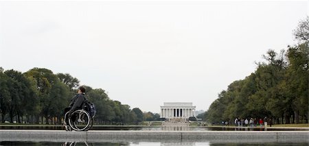 A man in a wheel chair near the Lincoln Memorial in Washington DC on Veterans Day Foto de stock - Royalty-Free Super Valor e Assinatura, Número: 400-05028433