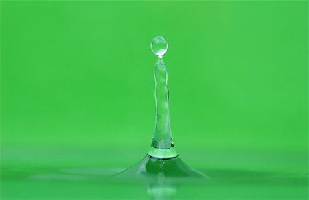 simsearch:400-04057916,k - water droplet and tower of water, isolated over green Photographie de stock - Aubaine LD & Abonnement, Code: 400-05028663