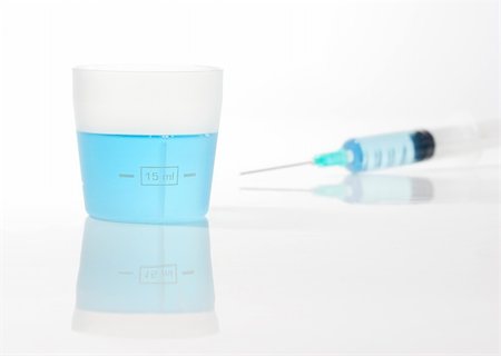 simsearch:400-05240096,k - Syringe with blue liquid Fotografie stock - Microstock e Abbonamento, Codice: 400-05028683