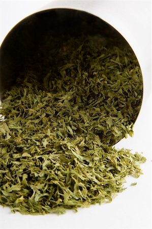 simsearch:400-03986789,k - Bulk dried parsley (Petroselinum crispum)  flakes Photographie de stock - Aubaine LD & Abonnement, Code: 400-05029018