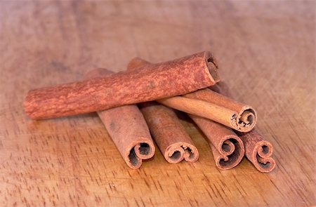 simsearch:400-07321770,k - Dry cinnamon sticks on a textured wooden board Foto de stock - Super Valor sin royalties y Suscripción, Código: 400-05029038